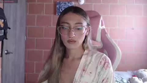 Snapshot of andrea_camila chatting on October 2, 3:34 pm Andrea  online show from October 2, 3:34 pm