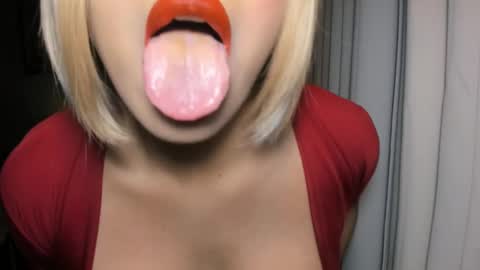 Snapshot of aqueenofcumxx chatting on March 2, 4:47 pm Alicia online show from March 2, 4:47 pm