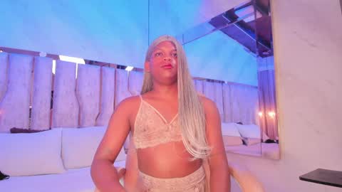 ariana_grande233 online show from April 9, 11:49 am