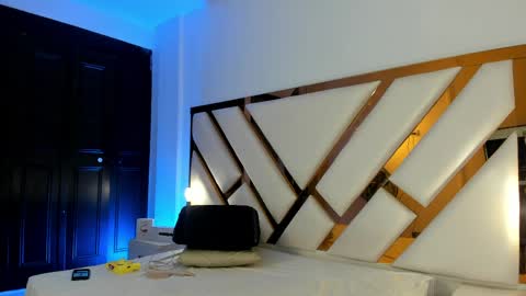 Aron cruz  online show from April 11, 1:48 pm