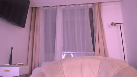 Ashley Fox online show from February 1, 1:34 am
