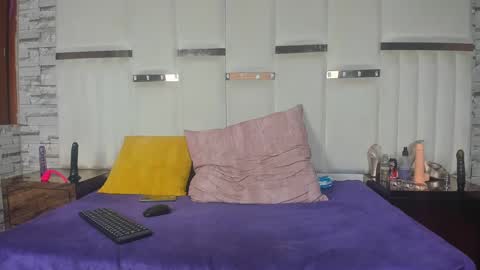 Monii Yi online show from October 9, 6:37 am