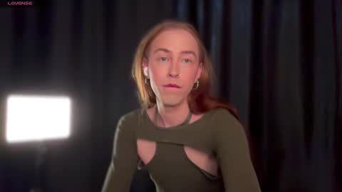 avril_pearly_ online show from February 23, 12:30 pm