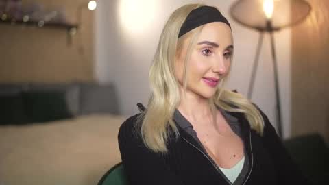 blondiefromtheblock online show from January 17, 5:20 pm