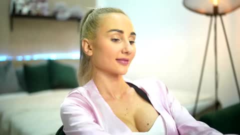 blondiefromtheblock online show from February 9, 5:43 pm