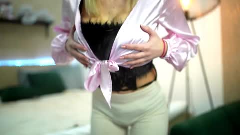 blondiefromtheblock online show from February 11, 5:29 pm