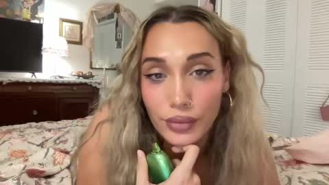 Snapshot of briiiibaby01 chatting on October 9, 1:40 am bri online show from October 9, 1:40 am