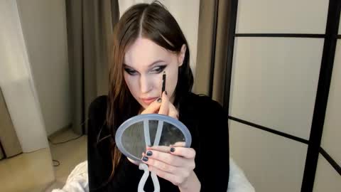 Effie Mur online show from March 4, 9:30 pm