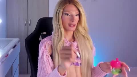 Snapshot of elizabeth_jones_01 chatting on October 11, 9:50 pm Eli online show from October 11, 9:50 pm