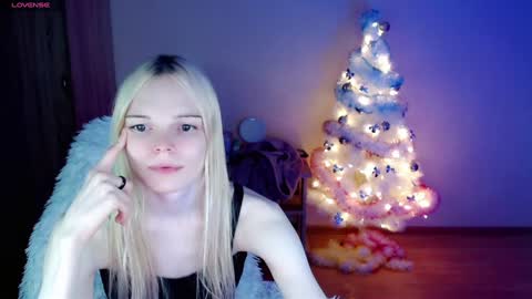 Snapshot of emily_nyaffe chatting on December 23, 11:49 pm Lia online show from December 23, 11:49 pm