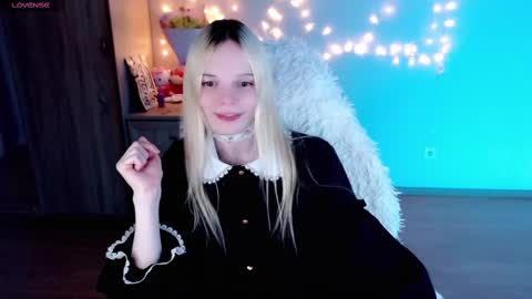 Snapshot of emily_nyaffe chatting on February 21, 11:54 pm Lia online show from February 21, 11:54 pm