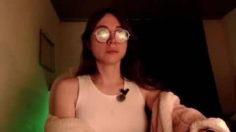 emily_pearl_ online show from December 7, 11:29 pm