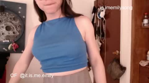 emily_pearl_ online show from April 7, 9:27 pm
