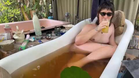 Snapshot of fernydew chatting on October 29, 1:03 am Fern next stream 430pm Monday PST online show from October 29, 1:03 am