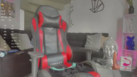 KIM QUEENS online show from November 25, 7:05 pm