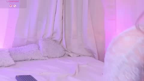 INDEPENDENT MODEL online show from July 6, 1:45 am