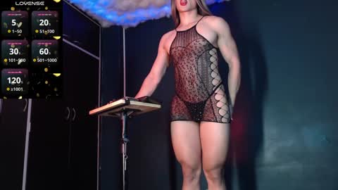 Layla   help me with your thumbs up its important  online show from December 27, 9:32 pm