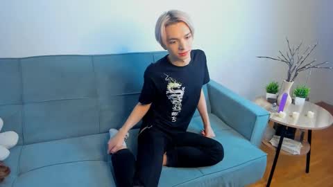 Leon online show from December 2, 1:08 pm