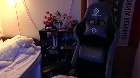 Lori -----------------------------------    online show from March 5, 3:39 pm