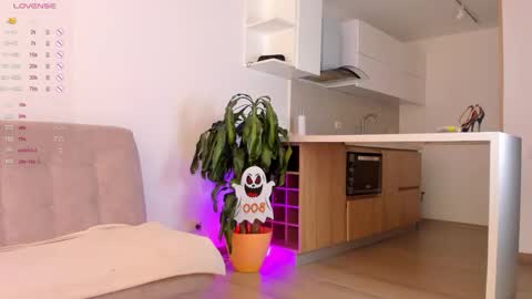 Hello my name is Lucy nice to meet you  thumb up is important for me kisses     online show from October 27, 4:37 pm