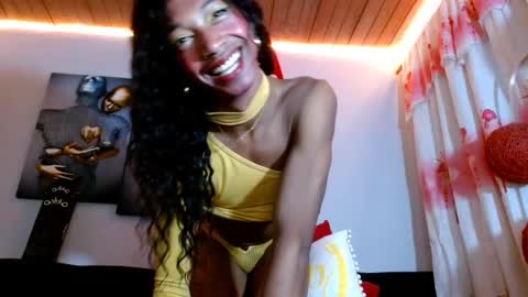 Snapshot of maidi_hot chatting on February 8, 11:22 am Bella Maidi online show from February 8, 11:22 am
