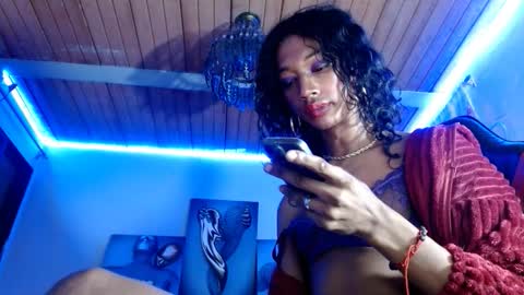 Snapshot of maidi_hot chatting on September 30, 12:27 pm Bella Maidi online show from September 30, 12:27 pm