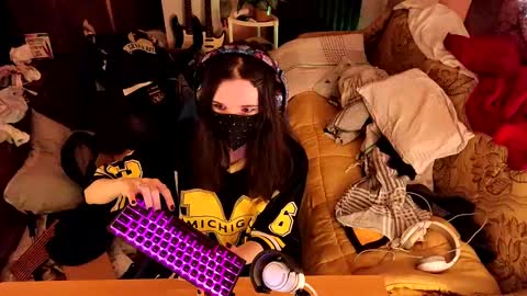 Snapshot of miaowhowl chatting on February 16, 5:37 pm Kristien online show from February 16, 5:37 pm