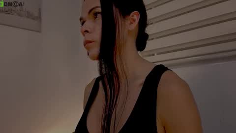 Mia online show from December 14, 6:25 pm