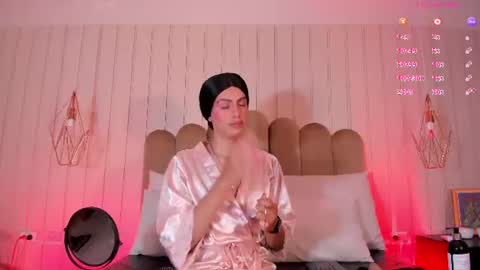 nickiwestt___ online show from June 16, 8:20 pm