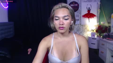 Snapshot of risque_asiancassandra chatting on December 4, 5:27 pm Miss Cassie online show from December 4, 5:27 pm