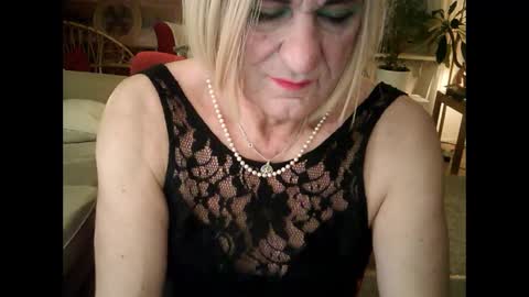 Snapshot of rosa_teevee chatting on February 18, 10:58 pm Tina online show from February 18, 10:58 pm