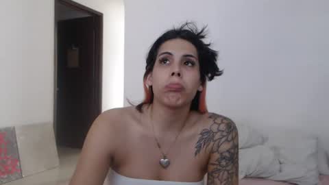 sararoussee online show from June 27, 6:47 pm