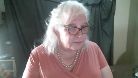 Snapshot of sissydianetx chatting on October 13, 11:27 pm Sissy Diane online show from October 13, 11:27 pm