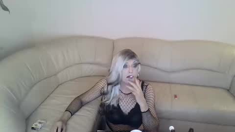 sissylucybottom online show from December 6, 5:38 pm