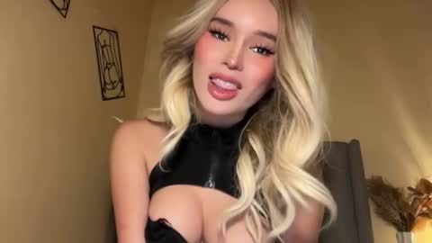 Mia online show from November 13, 7:43 pm