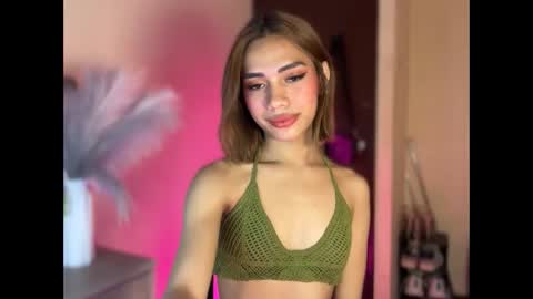 Snapshot of sweet_nikki03 chatting on October 3, 8:31 pm sweet_nikki03 online show from October 3, 8:31 pm