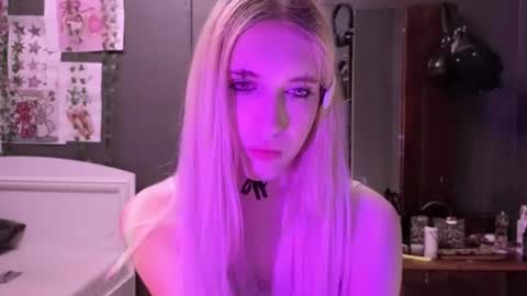 sweetcrystalll online show from July 10, 8:24 pm