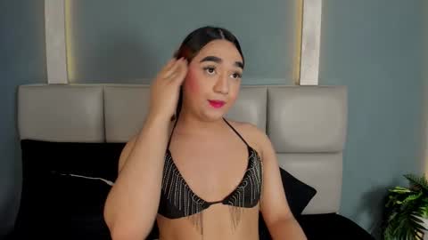  C H L O E online show from February 21, 10:13 pm