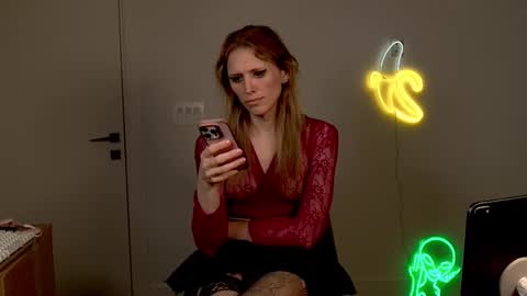 VelvetTGirl online show from March 2, 7:15 am