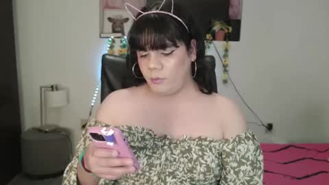 Snapshot of violettacam69 chatting on February 6, 7:13 am violettacam69 online show from February 6, 7:13 am
