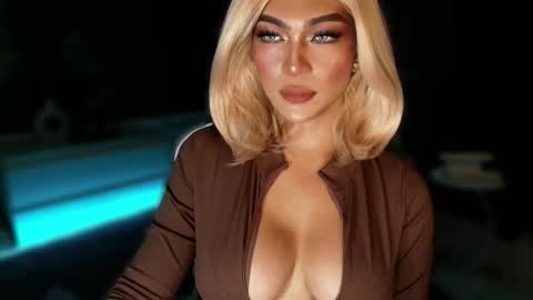 Snapshot of womanofyourdesire_ts chatting on October 24, 5:45 am Julia online show from October 24, 5:45 am