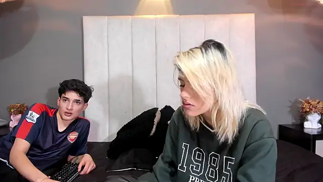 Liaa louis online show from December 4, 7:50 pm