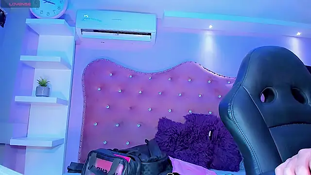 HannySophia online show from December 9, 7:50 pm