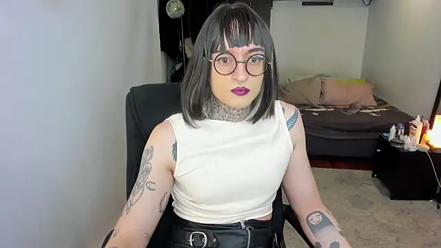 ShiiraVelkor online show from January 13, 9:17 am