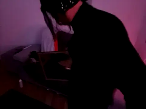 sandrahoeslut online show from March 12, 5:46 am