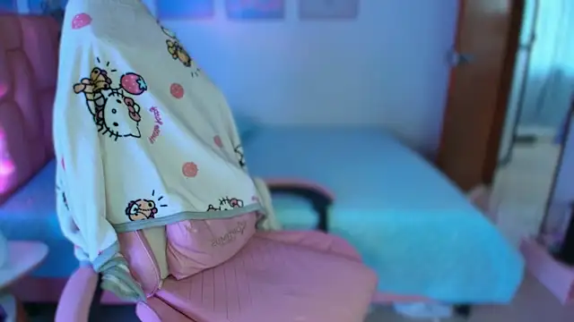 lunesweet online show from February 8, 10:38 pm