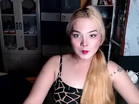 blonditax1111 online show from July 18, 10:33 am