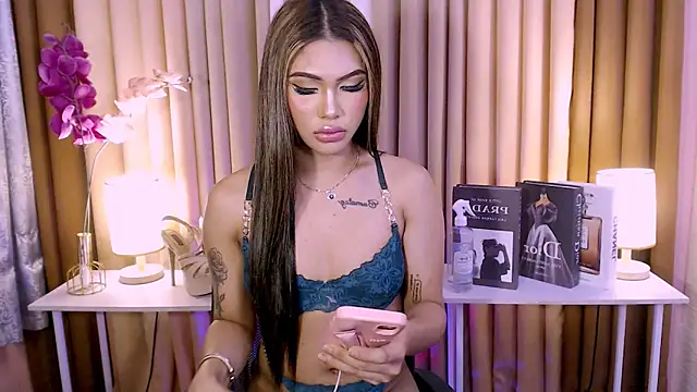 Snapshot of Megan_sativa chatting on October 9, 8:27 am Megan sativa online show from October 9, 8:27 am