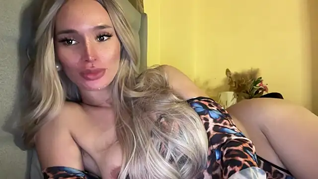 surprisecockmia online show from June 23, 8:06 pm