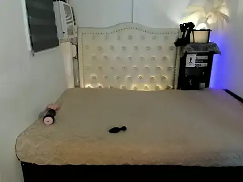 naughtyandreaxx online show from March 26, 4:38 am